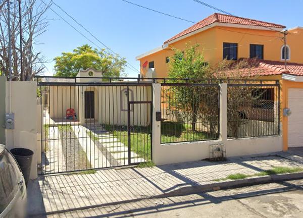 Casa en Venta en Jardines de Satelite, Matamoros - 3 Recámaras y Espacio para 3 Autos