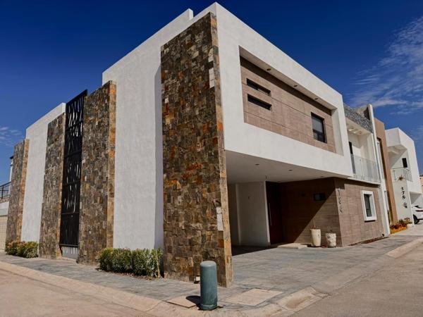 Casa con acabados de lujo,  con recámara en planta baja Fracc los Arrayanes .