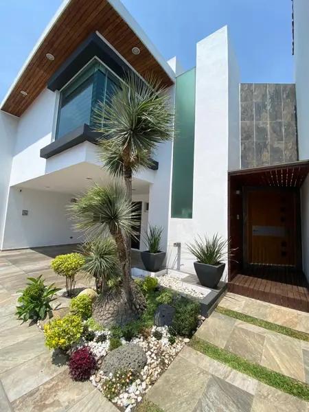 Casa en venta 3 recámaras en fraccionamiento con vigilancia en la zona de la Carcaña