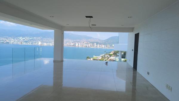 Casa en venta en Las Brisas, Acapulco: Amplia y Bien Ubicada