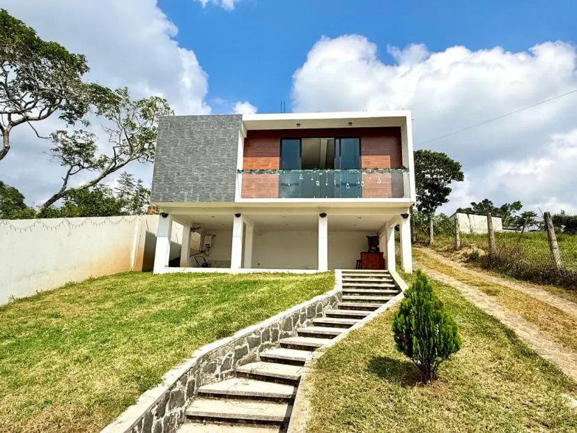 Foto 0 de Amplia casa en venta, frente al 63 batallón de infantería, El Lencero, Veracruz 592 m2 | Id nn-om1000125