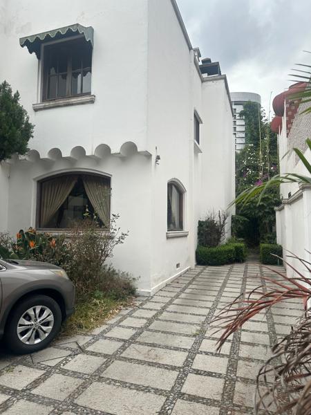 VENDO CASA EN LA COLONIA GUADALUPE INN a 2 cuadras de PLAZA INN