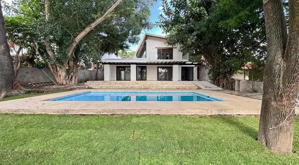 Casa en Venta en Las Quintas, Cuernavaca: Espaciosa Propiedad con Piscina y Jardín Casa en Venta en Las Quintas, Cuernavaca: Espaciosa Propiedad con Piscina y Jardín
