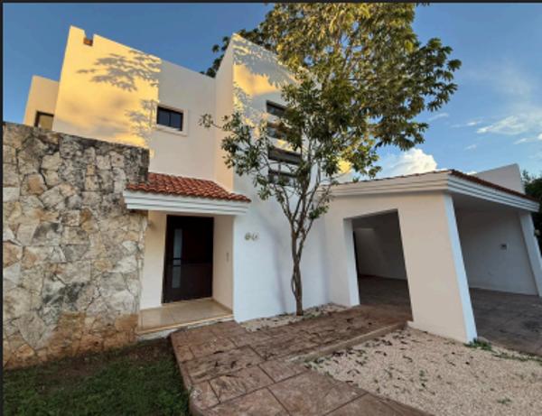 | Exclusiva casa en renta dentro de una excelente zona residencial |