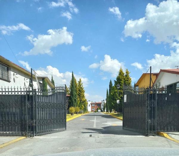CASA EN PEQUEÑA PRIVADA CERCA DE PLAZA MÍA ZINACANTEPEC