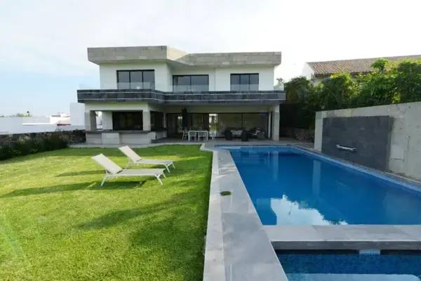 Venta de casa en Lomas de Cocoyoc, Morelos. Con alberca y jacuzzi