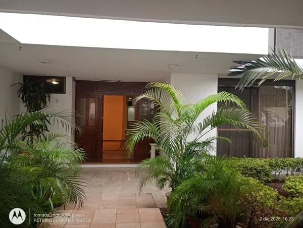 Residencia en Renta de 5 Recámaras con Clima en Fraccionamiento Privado Poza Rica