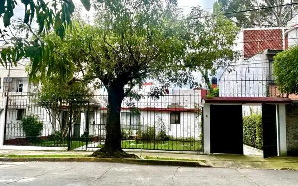 Jardines de San Mateo – Casa en Venta para Actualizar
