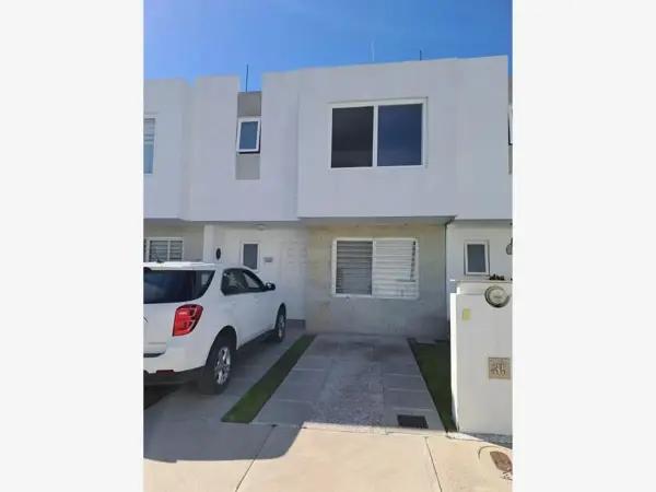 Se vende Casa de Recuperación Bancaria en Cto. del Águila Real Res. Santa Fe,  Corregidora Qro.