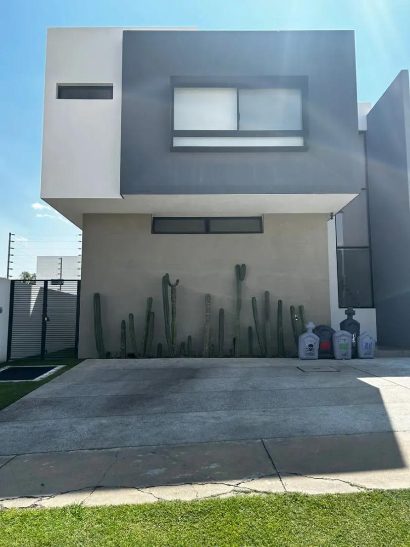 Foto 0 de Casa en Venta en Valle Imperial, Zapopan, con 3 Recámaras y Jardín | Id nn-ea1000315