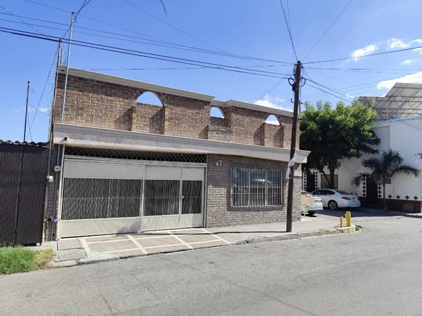 Casa en Venta en Ampliación Margaritas, Torreón: Amplia y con Todas las Comodidades