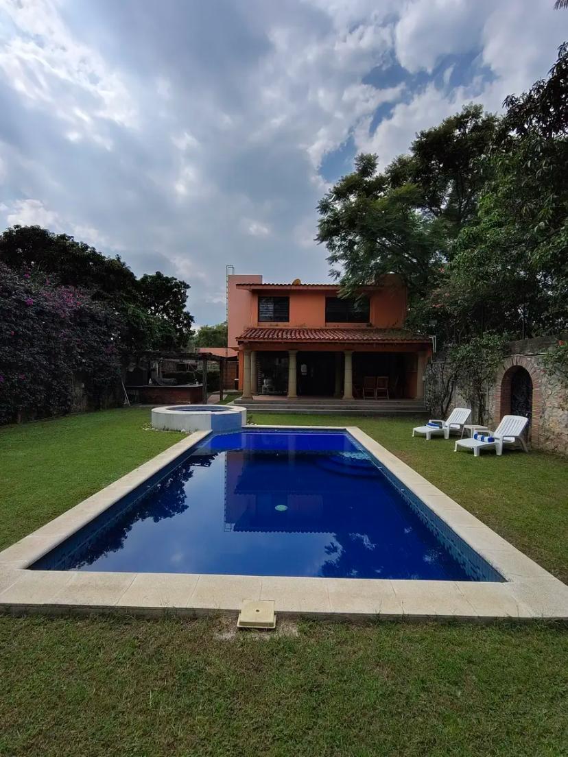 Foto 0 de 785m² Casa Con Alberca en Fraccionamiento al Oriente de Cuernavaca, JIUTEPEC | Id mx25-he4171