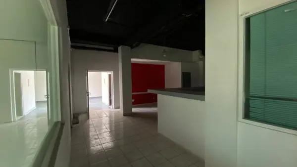 SE RENTA OFICINA EN AVENIDA DE LOS 100 METROS