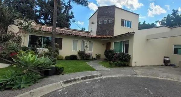 Amplia casa en venta en buena ubicación; Cuernavaca.