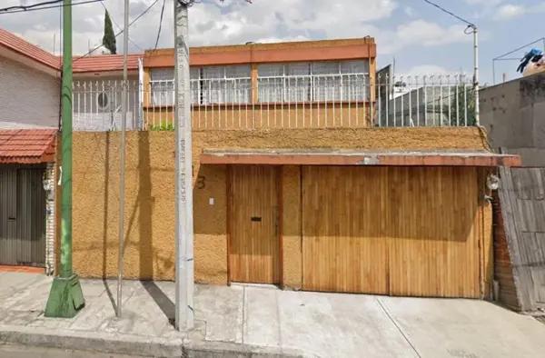 Casa en venta por remate bancario en Azcapotzalco con acceso a buenas rutas de transporte