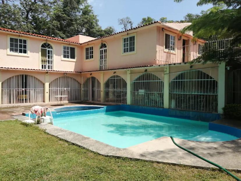 Foto 0 de SE VENDE CASA SOLA CON ALBERCA IDEAL PARA SPA, HOTEL, ASILO ETC LAS FINCAS $7,000,000 | Id nn-en1000212