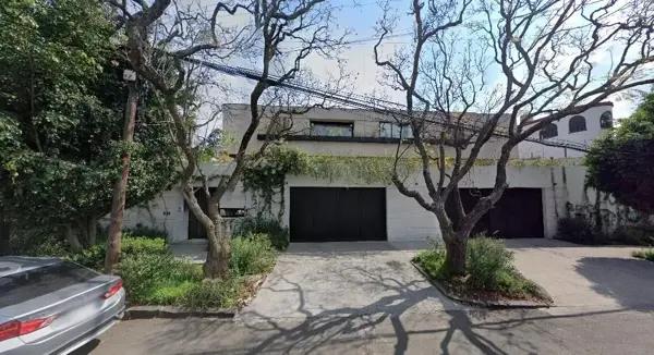 Remate Bancario de Casa con Amplio Terreno en Lomas de Chapultepec