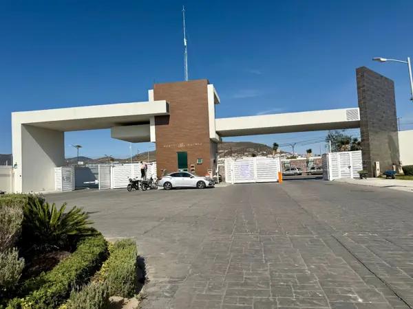 Residencia de tres niveles ubicada en fraccionamiento exclusivo. Privada con vigilancia 24/7. Distri