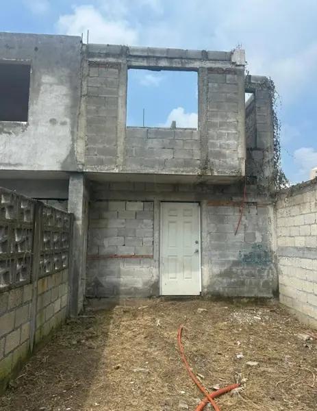 Terreno en venta con casa en obra negra