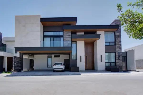 Residencia de Lujo Inteligente con Paneles Solares en Rincón de los Encinos