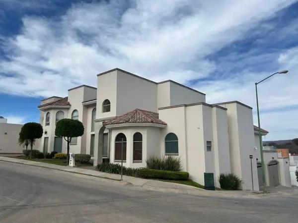 CASA EN VENTA EN PORTA FONTANA CON ESPACIOS INIGUALABLES