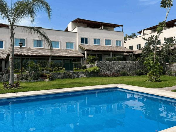 CASA NUEVA EN CONDOMINIO AL SUR DE CUERNAVACA DESDE $2,700,000 MAS ESCRITURAS, EXCELENTE ALBERCA