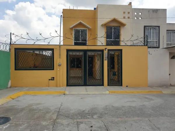 Casa en esquina con terreno excedente