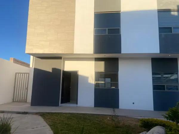 Renta de Casa tipo townhouse en  Senderos, Cerrada Torreón - 3 Recámaras
