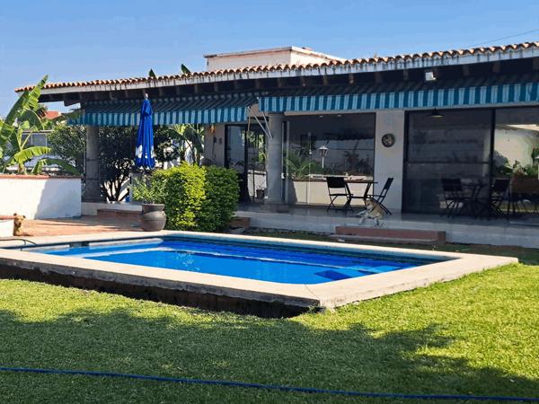 EXCELENTE CASA DE UN NIVEL CON  AMPLIA TERRAZA, ALBERCA, GRAN JARDIN, 4 ESTACIONAMIENTOS.