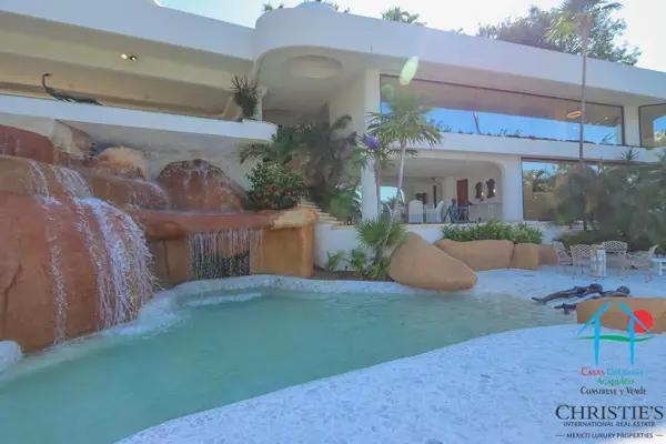 Casa con alberca con cascada, mesa de teppanyaki, palapa y vistas panorámicas al mar