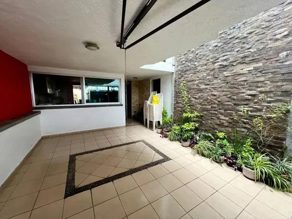 Casa en VENTA ubicada en Zona dorada ; genial para oficina o negocio.