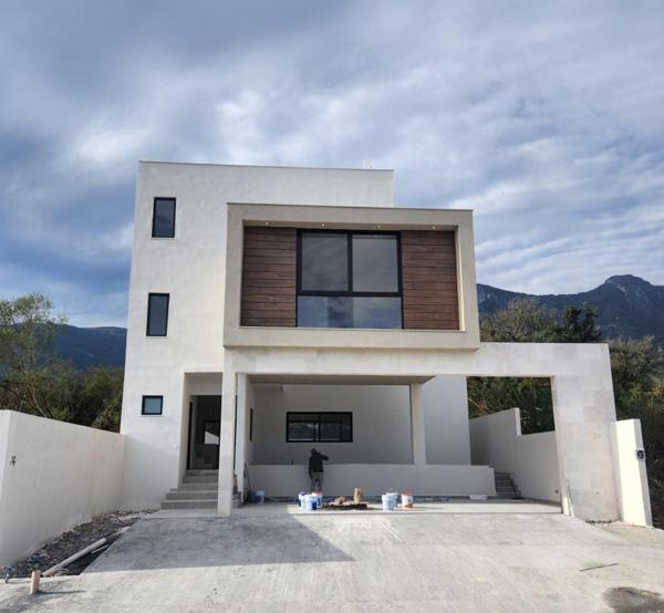 Casa en venta en Los Cavazos en Santiago.