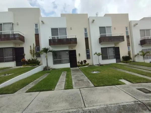 SU NUEVO HOGAR LE ESPERA EN CASCADAS COCOYOC, DOS NIVELES, TRES RECÁMARAS, SIN MUEBLES.