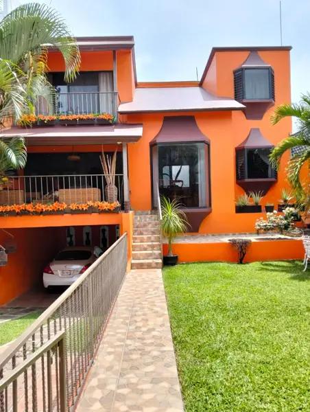 Casa en venta en Lomas de la Selva, Cuernavaca con jardín amplio