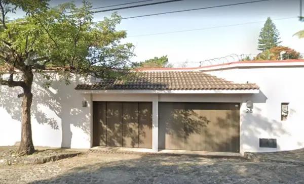 Casa en remate hipotecario en Vista Hermosa, Cuernavaca, con 5 recámaras y piscina