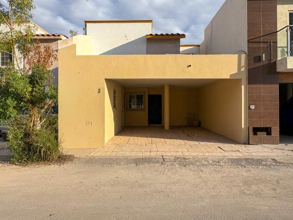 Casa frente a área verde en Senderos para inversionista