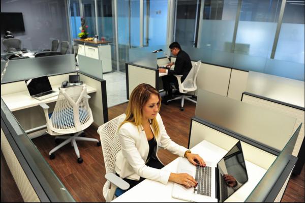 OFICINA EN RENTA EN CENTRO DE NEGOCIOS EN PUNTA SANTA FE, PARA 30 PERSONAS