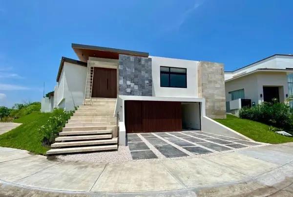 VENDO CASA EN PUNTA TIBURON MARINA