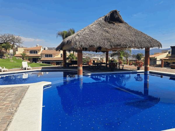 HERMOSA CASA EN COJUNTO CON 4 RECAMARAS UNA EN PLANTA BAJA. 2 ALBERCAS EXTENSAS AREAS VERDES.