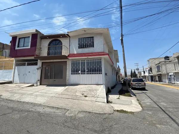 Campestre Villas del Álamo. Casa de 3 recámaras y estudio. 2 niveles en esquina