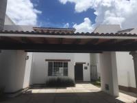 Vive con seguridad y estilo en El Pueblito | Casa en renta en Privada Bellavista con alberca techada