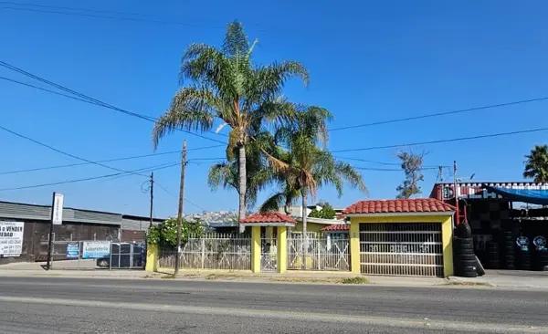 CASA GRANDE RENTA $1,700 DLLS EN COL. RUIZ CORTINEZ (BUENA VISTA, LA POSTAL TIJUANA) 4 RECS, 450 MT2