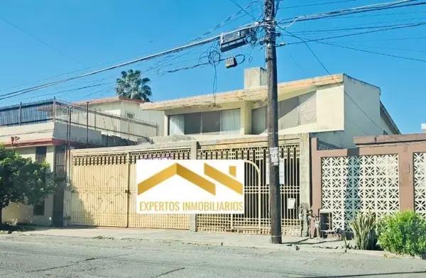 Casa en Venta en Linda Vista, Guadalupe - Espaciosa Propiedad en Zona Residencial con Jardín