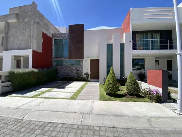 Casa en Venta en Zona Plateada, Pachuca de Soto: 3 Recámaras, Jardín y Seguridad