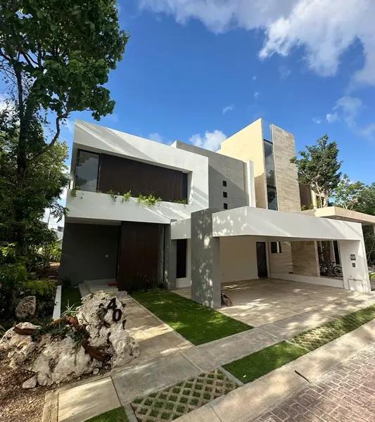 Casa modernista con alberca en Vía Cumbres Cancún