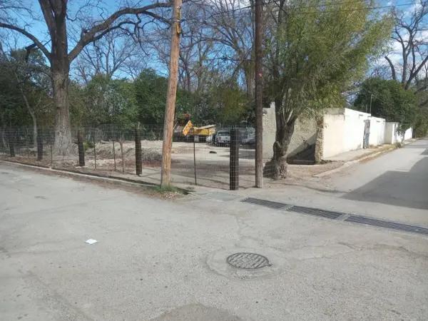 AMPLIA CASA CENTRICA  CON GRAN TERRENO PLANO Y LIMPIO