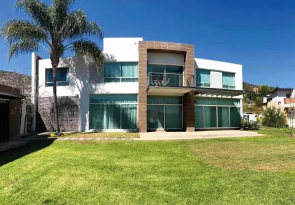 CASA RESIDENCIAL EN VENTA EN EL CLUB Y DENTRO DEL CAMPO DE GOLF TRES MARIAS