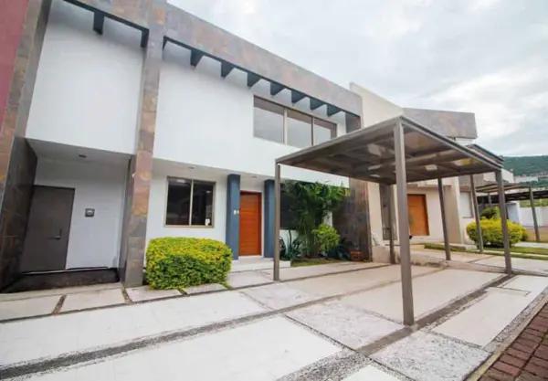 CASA EN VENTA EN JACARANDAS TRES MARIAS, MORELIA