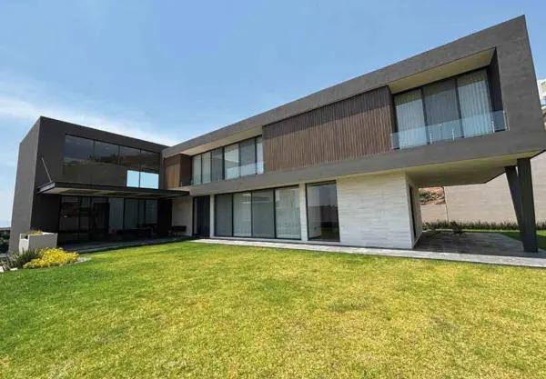 CASA RESIDENCIAL EN VENTA EN EL CLUB Y DENTRO DEL CAMPO DE GOLF TRES MARIAS