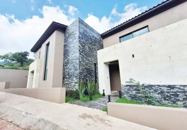 CASA RESIDENCIAL EN VENTA EN CLUB Y DENTRO DEL CAMPO DE GOLF ALTOZANO MORELIA